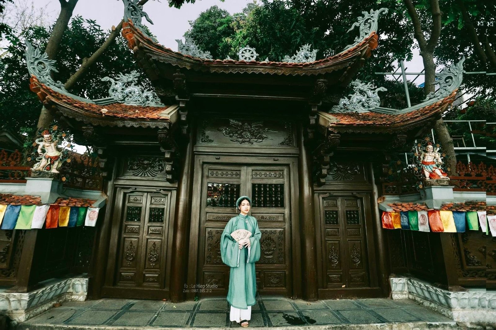 Cổng chùa cổ kính - Le Hiep Studio
